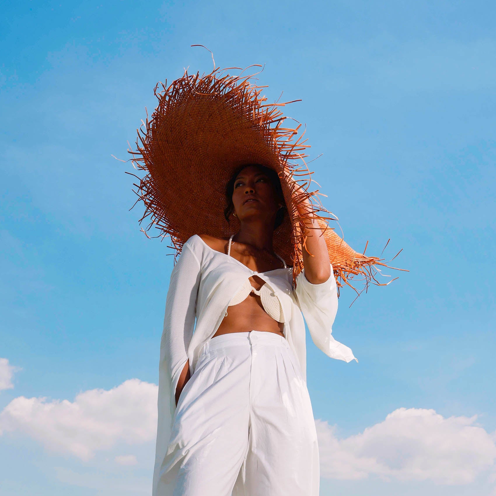 AMORA Oversized Woven Straw Hat in Burnt Caramel